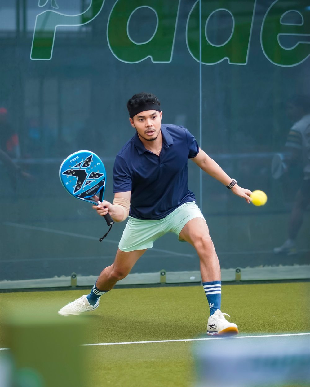 Joueur de padel au moment de frapper la balle